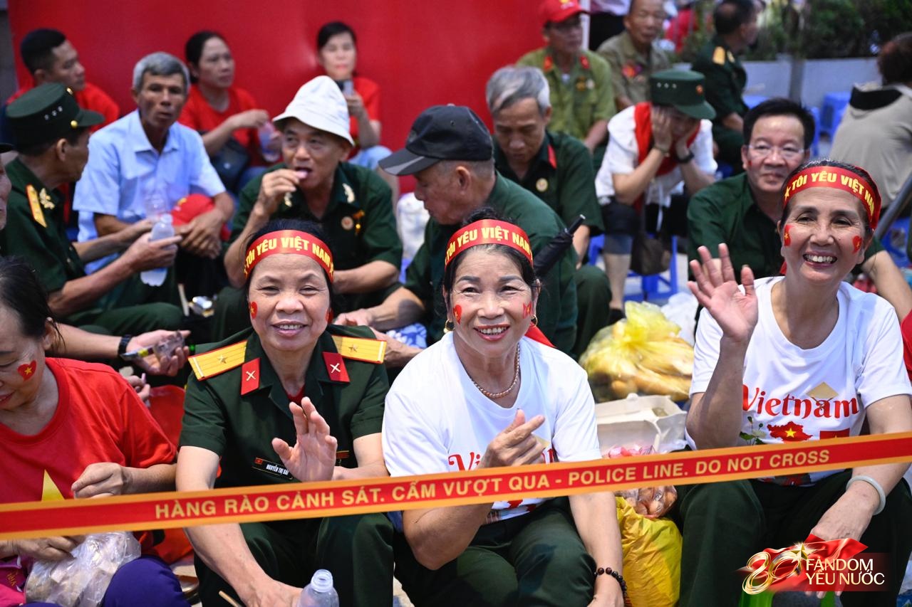 Tuyệt vời: 5.000 chỗ ngồi riêng, cơm nắm muối vừng tiếp sức cựu chiến binh trong đêm chờ tổng duyệt A80- Ảnh 5. Tuyệt vời: 5.000 chỗ ngồi riêng, cơm nắm muối vừng tiếp sức cựu chiến binh trong đêm chờ tổng duyệt A80- Ảnh 5.