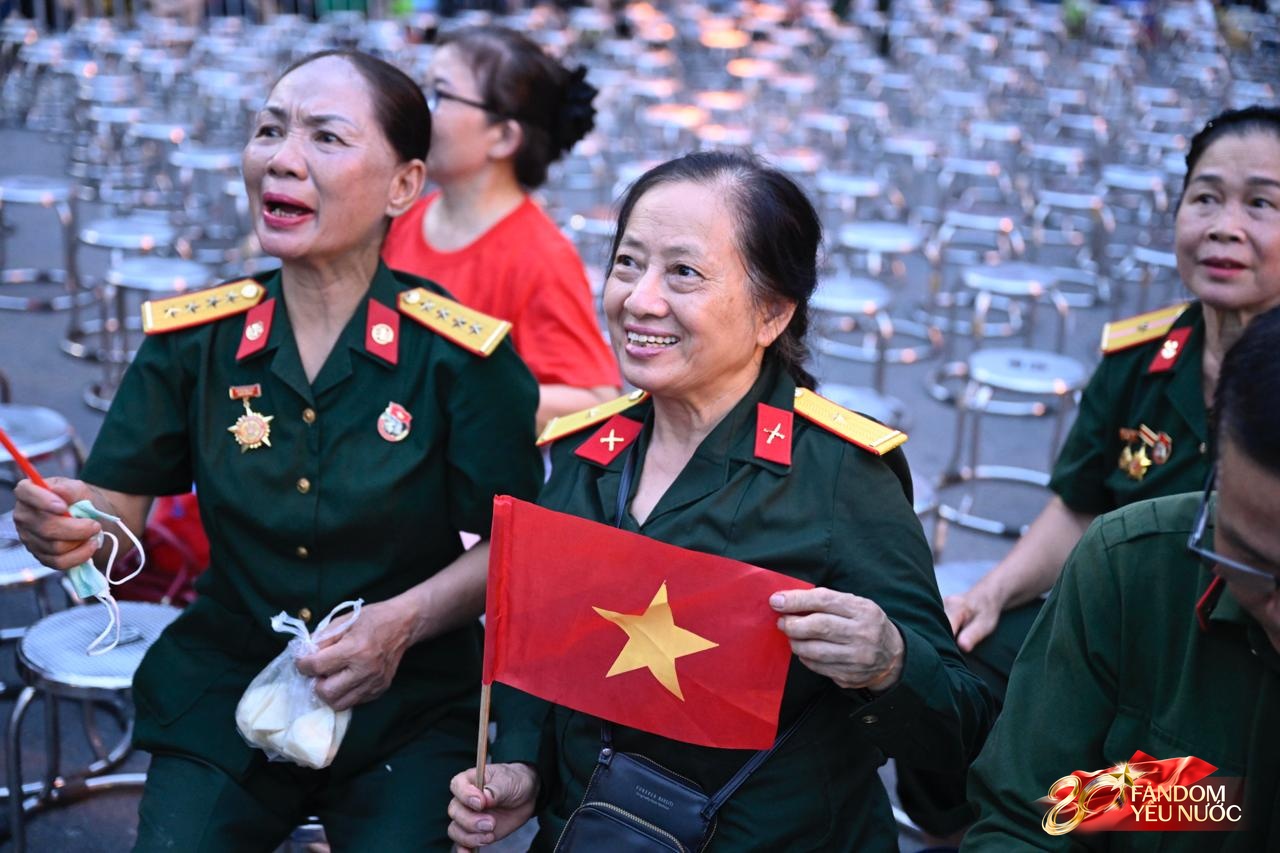 Tuyệt vời: 5.000 chỗ ngồi riêng, cơm nắm muối vừng tiếp sức cựu chiến binh trong đêm chờ tổng duyệt A80- Ảnh 2. Tuyệt vời: 5.000 chỗ ngồi riêng, cơm nắm muối vừng tiếp sức cựu chiến binh trong đêm chờ tổng duyệt A80- Ảnh 2.