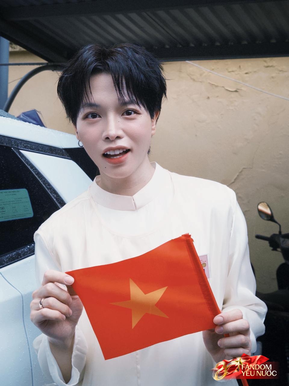 Dàn nghệ sĩ tươi rói trước thềm Tổng duyệt diễu hành 2/9: MONO và Hoà Minzy được người dân vây kín, nữ diễn viên là Thượng uý công an gây sốt!- Ảnh 6.