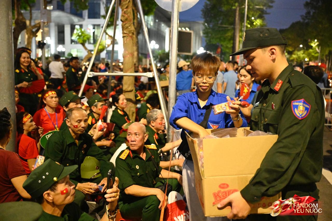 Tuyệt vời: 5.000 chỗ ngồi riêng, cơm nắm muối vừng tiếp sức cựu chiến binh trong đêm chờ tổng duyệt A80- Ảnh 16. Tuyệt vời: 5.000 chỗ ngồi riêng, cơm nắm muối vừng tiếp sức cựu chiến binh trong đêm chờ tổng duyệt A80- Ảnh 16.