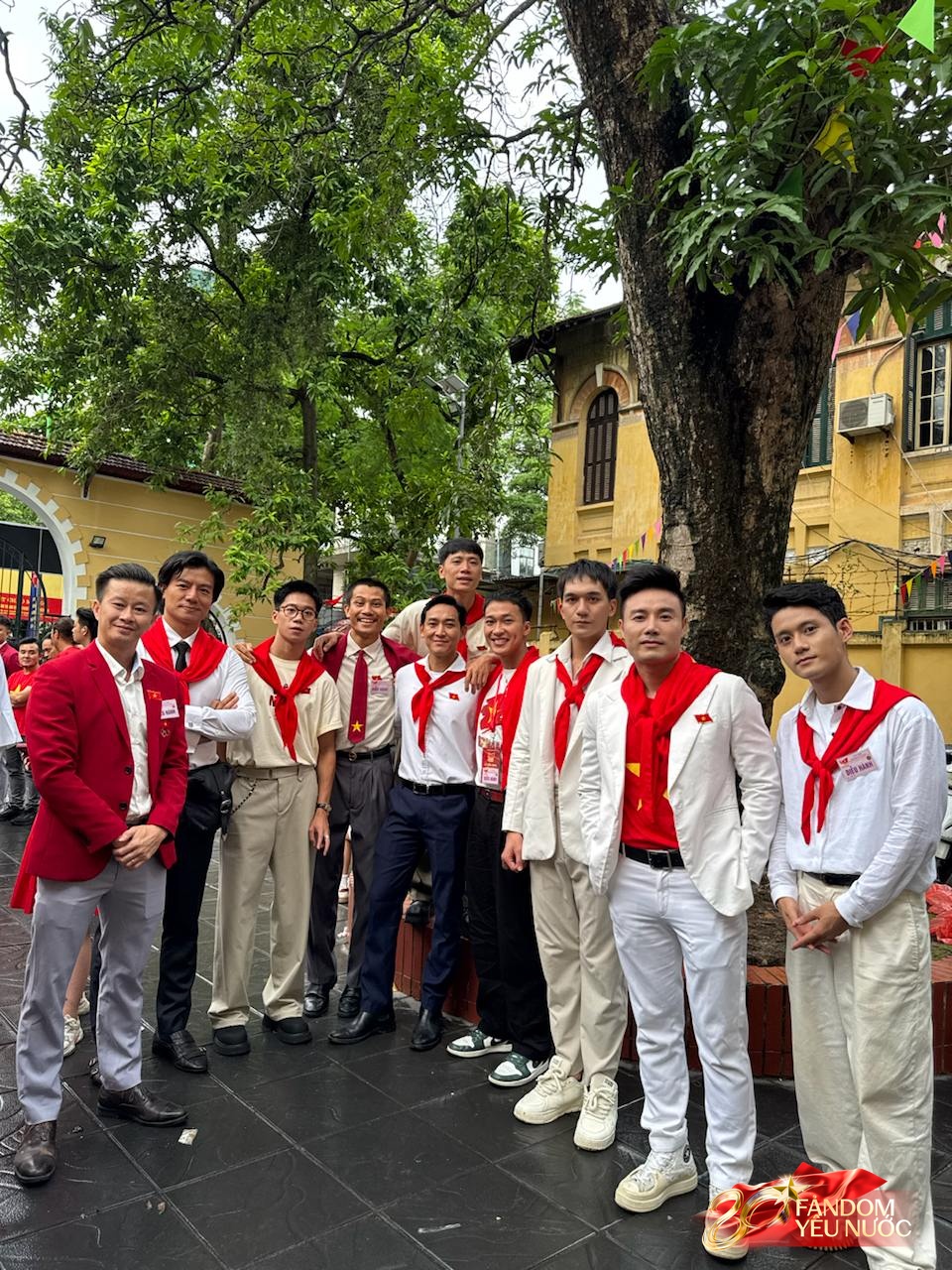 Dàn nghệ sĩ tươi rói trước thềm Tổng duyệt diễu hành 2/9: MONO và Hoà Minzy được người dân vây kín, nữ diễn viên là Thượng uý công an gây sốt!- Ảnh 9.