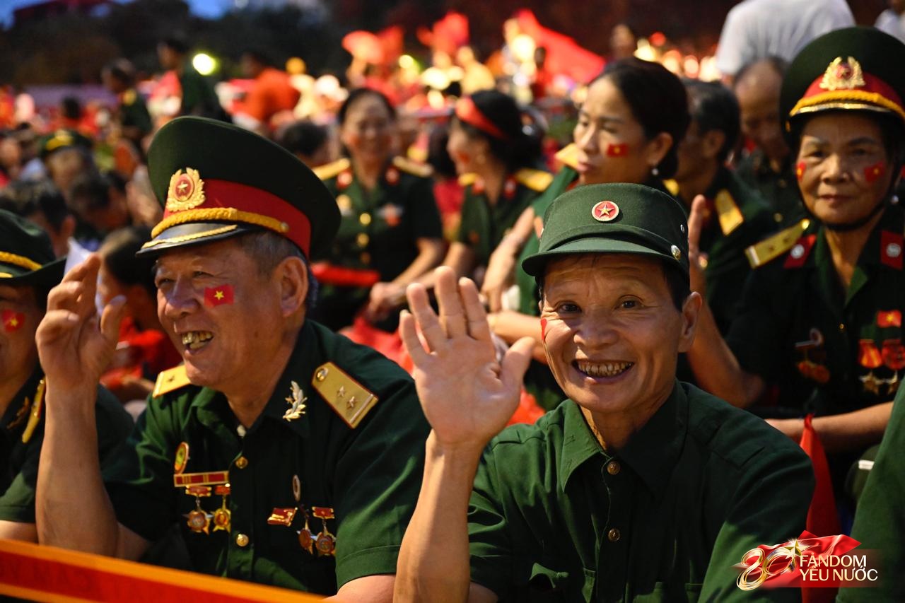 Tuyệt vời: 5.000 chỗ ngồi riêng, cơm nắm muối vừng tiếp sức cựu chiến binh trong đêm chờ tổng duyệt A80- Ảnh 6. Tuyệt vời: 5.000 chỗ ngồi riêng, cơm nắm muối vừng tiếp sức cựu chiến binh trong đêm chờ tổng duyệt A80- Ảnh 6.