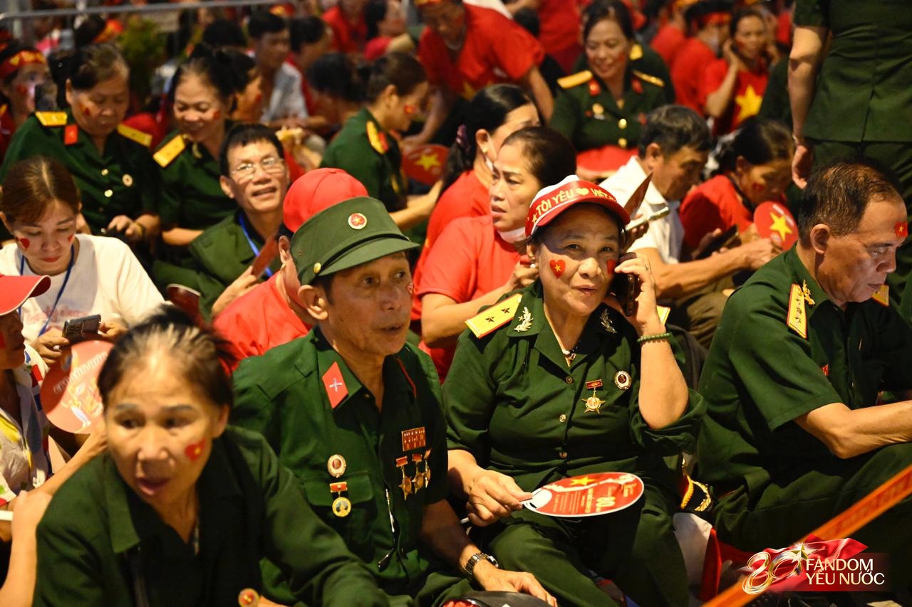 Tuyệt vời: 5.000 chỗ ngồi riêng, cơm nắm muối vừng tiếp sức cựu chiến binh trong đêm chờ tổng duyệt A80- Ảnh 15. Tuyệt vời: 5.000 chỗ ngồi riêng, cơm nắm muối vừng tiếp sức cựu chiến binh trong đêm chờ tổng duyệt A80- Ảnh 15.