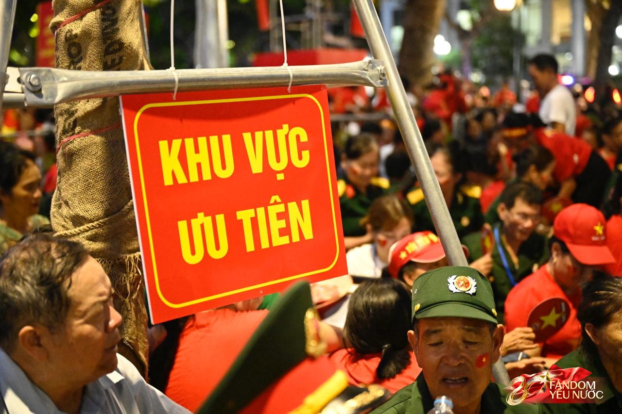 Tuyệt vời: 5.000 chỗ ngồi riêng, cơm nắm muối vừng tiếp sức cựu chiến binh trong đêm chờ tổng duyệt A80- Ảnh 17. Tuyệt vời: 5.000 chỗ ngồi riêng, cơm nắm muối vừng tiếp sức cựu chiến binh trong đêm chờ tổng duyệt A80- Ảnh 17.