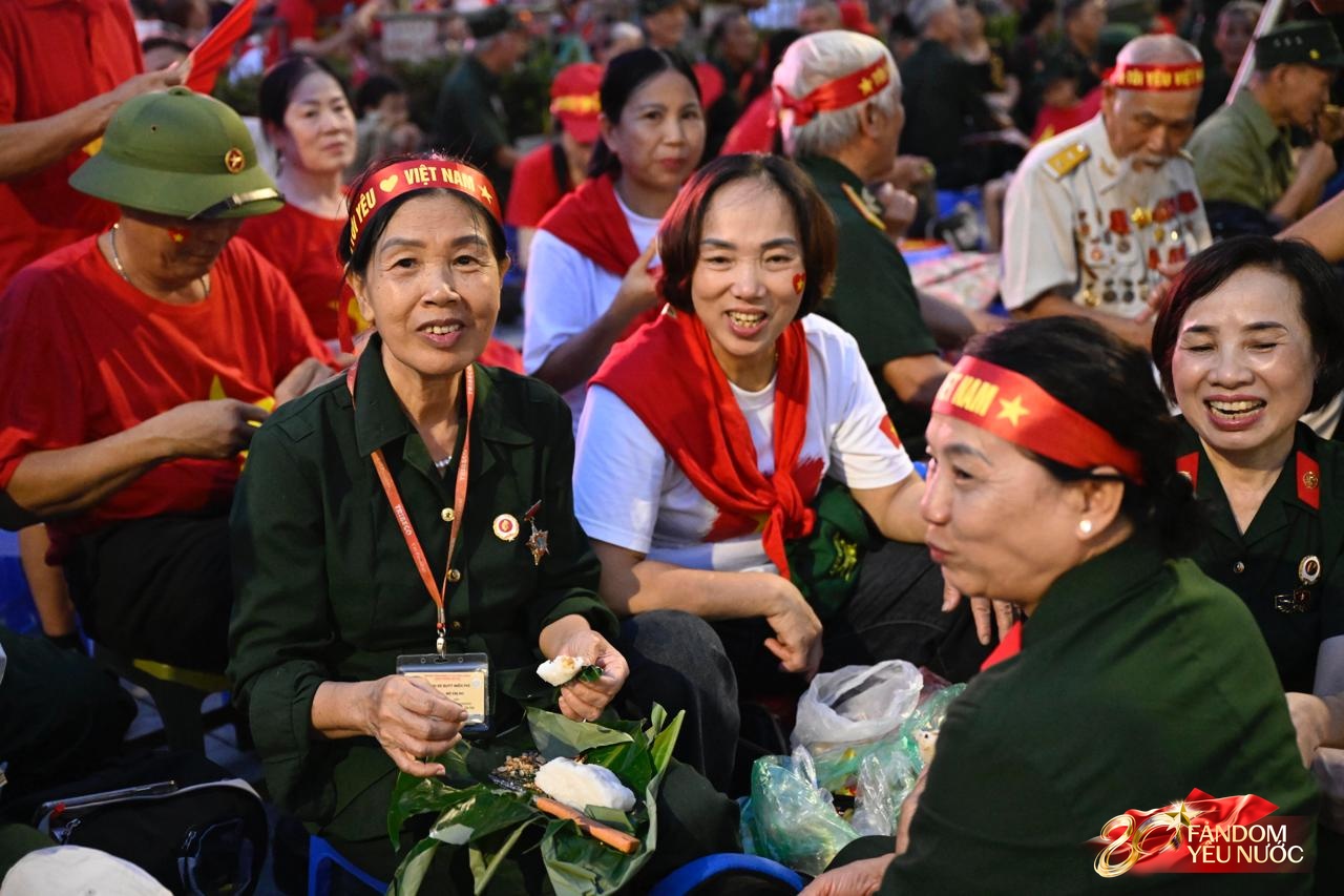 Tuyệt vời: 5.000 chỗ ngồi riêng, cơm nắm muối vừng tiếp sức cựu chiến binh trong đêm chờ tổng duyệt A80- Ảnh 12. Tuyệt vời: 5.000 chỗ ngồi riêng, cơm nắm muối vừng tiếp sức cựu chiến binh trong đêm chờ tổng duyệt A80- Ảnh 12.
