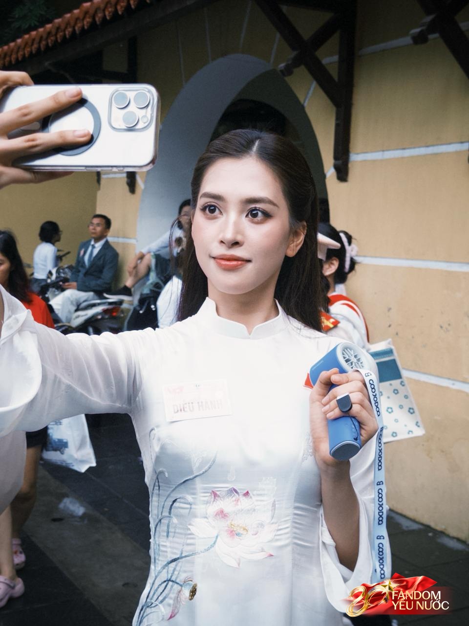 Dàn nghệ sĩ tươi rói trước thềm Tổng duyệt diễu hành 2/9: MONO và Hoà Minzy được người dân vây kín, nữ diễn viên là Thượng uý công an gây sốt!- Ảnh 15.