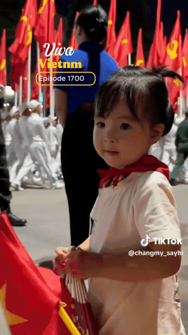 Cụ ông xúc động nhắn nhủ người thương giữa Hà Nội rợp trời cờ hoa: "Em yêu à, ở đây họ có một tình yêu to lớn, sâu sắc dành cho đất nước!"- Ảnh 3. Cụ ông xúc động nhắn nhủ người thương giữa Hà Nội rợp trời cờ hoa: "Em yêu à, ở đây họ có một tình yêu to lớn, sâu sắc dành cho đất nước!"- Ảnh 3.