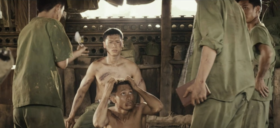 Đằng sau cảnh quay rùng mình nhất Mưa Đỏ: Nam chính ngứa ngáy không chịu nổi, bị tất cả đồng nghiệp xa lánh- Ảnh 3.