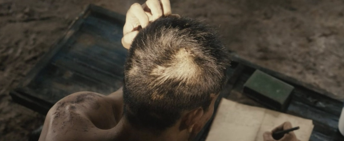 Đằng sau cảnh quay rùng mình nhất Mưa Đỏ: Nam chính ngứa ngáy không chịu nổi, bị tất cả đồng nghiệp xa lánh- Ảnh 2.