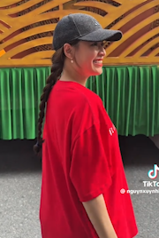 Bắt cận visual Hoàng Thuỳ Linh khi đi tập luyện diễu hành, có 1 hành động ghi điểm mạnh- Ảnh 2. Bắt cận visual Hoàng Thuỳ Linh khi đi tập luyện diễu hành, có 1 hành động ghi điểm mạnh- Ảnh 2.