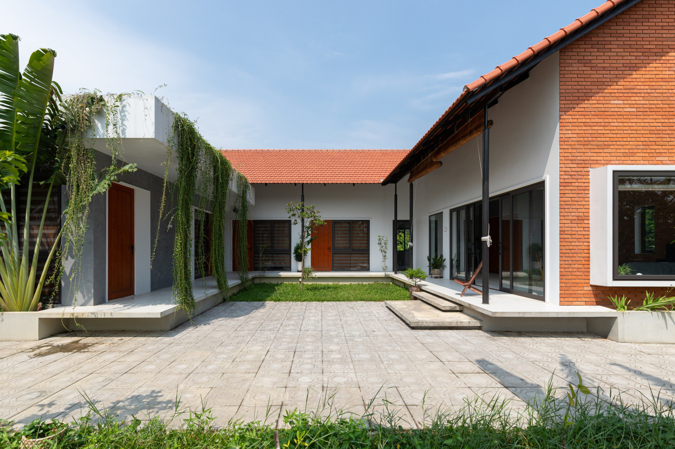 Thiết kế nhà cấp 4 hiện đại vẫn giữ được vườn và ao phía trước- Ảnh 2. Thiết kế nhà cấp 4 hiện đại vẫn giữ được vườn và ao phía trước- Ảnh 2.