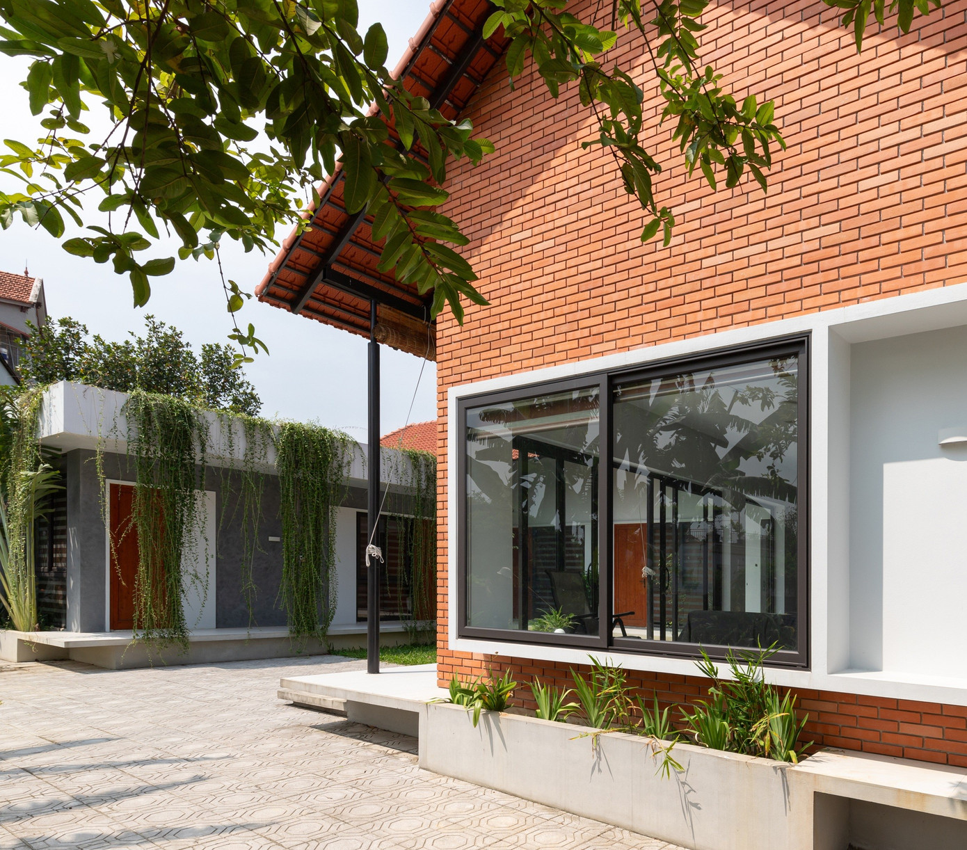 Thiết kế nhà cấp 4 hiện đại vẫn giữ được vườn và ao phía trước- Ảnh 3. Thiết kế nhà cấp 4 hiện đại vẫn giữ được vườn và ao phía trước- Ảnh 3.