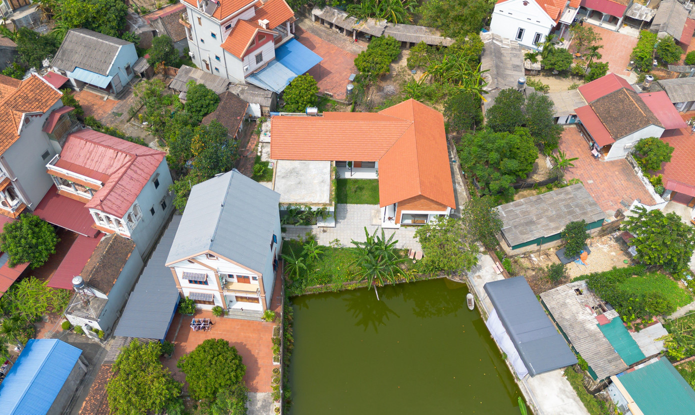 Thiết kế nhà cấp 4 hiện đại vẫn giữ được vườn và ao phía trước- Ảnh 1. Thiết kế nhà cấp 4 hiện đại vẫn giữ được vườn và ao phía trước- Ảnh 1.