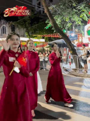 Dàn nghệ sĩ tươi rói trước thềm Tổng duyệt diễu hành 2/9: MONO và Hoà Minzy được người dân vây kín, nữ diễn viên là Thượng uý công an gây sốt!- Ảnh 1.