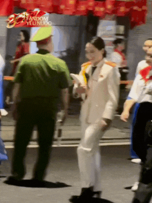 Dàn nghệ sĩ tươi rói trước thềm Tổng duyệt diễu hành 2/9: MONO và Hoà Minzy được người dân vây kín, nữ diễn viên là Thượng uý công an gây sốt!- Ảnh 26.