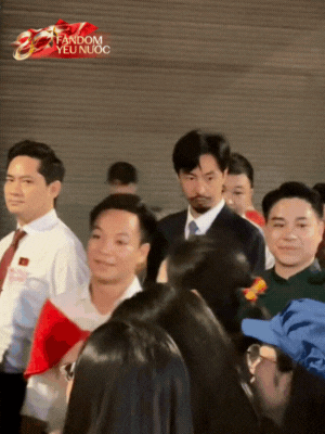 Dàn nghệ sĩ tươi rói trước thềm Tổng duyệt diễu hành 2/9: MONO và Hoà Minzy được người dân vây kín, nữ diễn viên là Thượng uý công an gây sốt!- Ảnh 3.