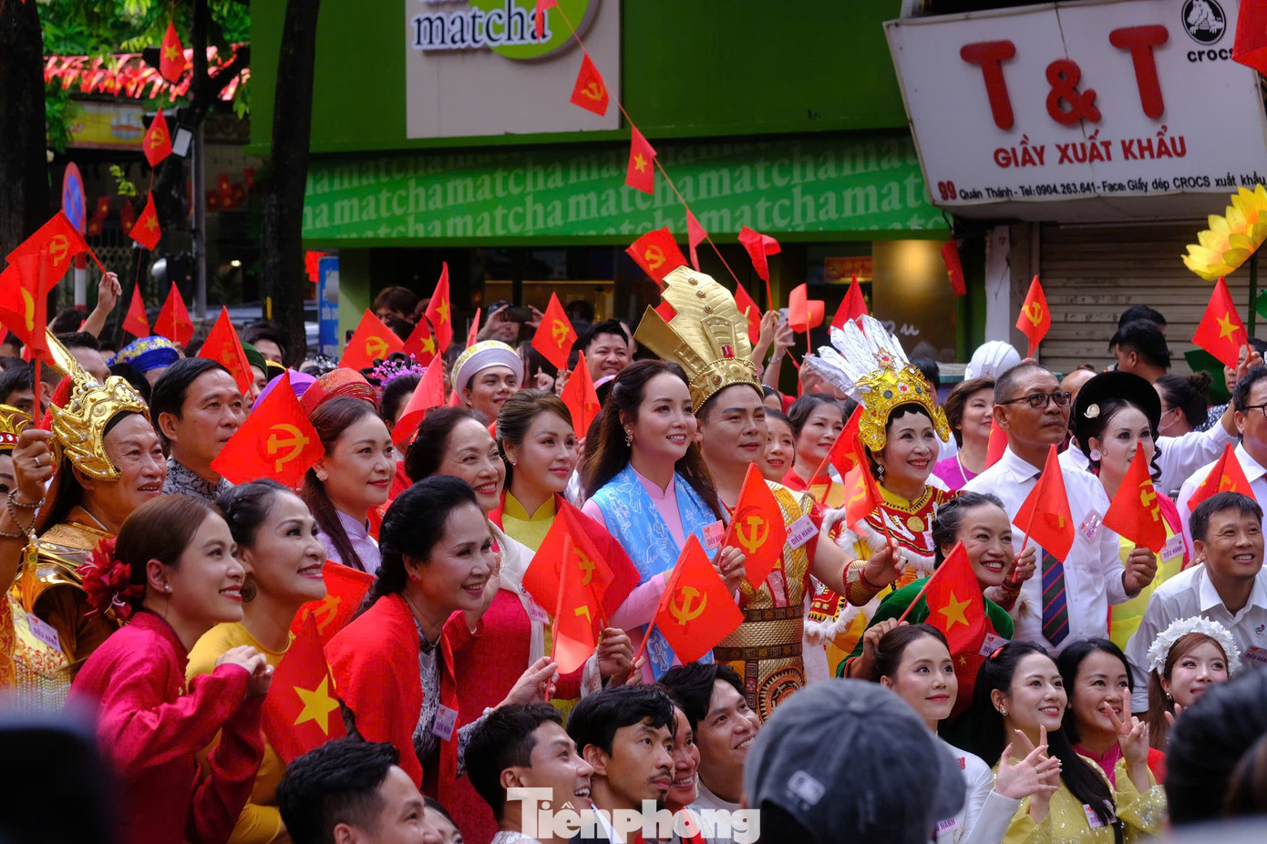 Người dân ôm chầm Hoàng Thùy Linh, Đen Vâu và các nghệ sĩ- Ảnh 12. Người dân ôm chầm Hoàng Thùy Linh, Đen Vâu và các nghệ sĩ- Ảnh 12.