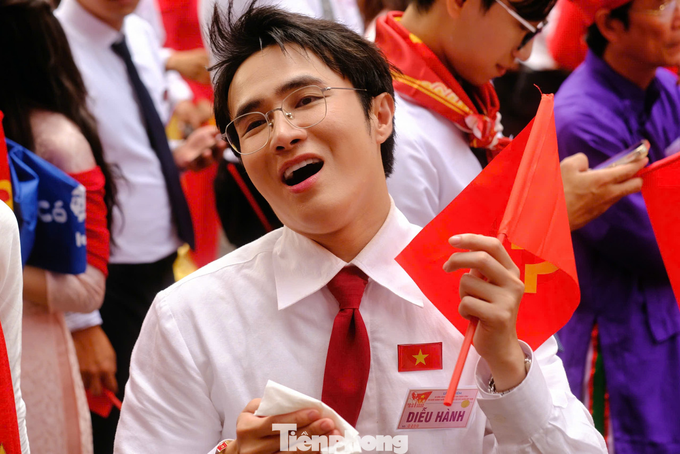 Người dân ôm chầm Hoàng Thùy Linh, Đen Vâu và các nghệ sĩ- Ảnh 11. Người dân ôm chầm Hoàng Thùy Linh, Đen Vâu và các nghệ sĩ- Ảnh 11.