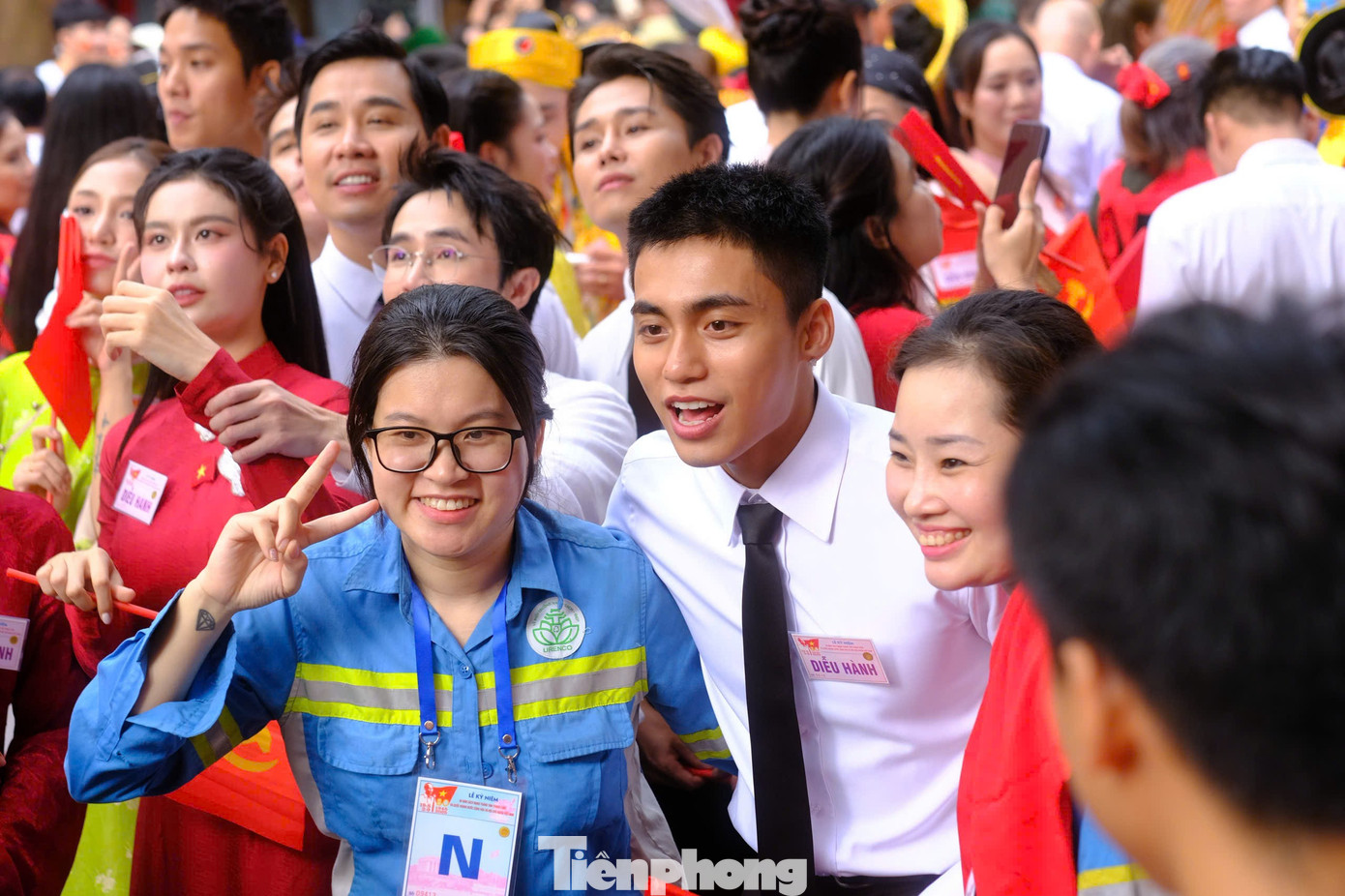 Người dân ôm chầm Hoàng Thùy Linh, Đen Vâu và các nghệ sĩ- Ảnh 4. Người dân ôm chầm Hoàng Thùy Linh, Đen Vâu và các nghệ sĩ- Ảnh 4.