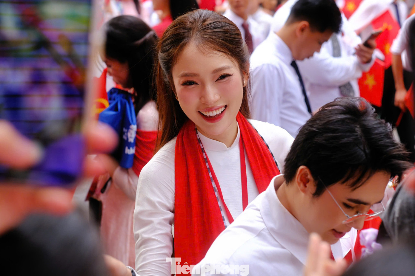 Người dân ôm chầm Hoàng Thùy Linh, Đen Vâu và các nghệ sĩ- Ảnh 9. Người dân ôm chầm Hoàng Thùy Linh, Đen Vâu và các nghệ sĩ- Ảnh 9.