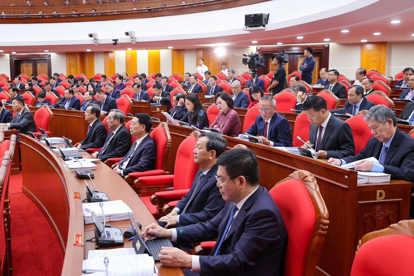 Sửa quy định về tiêu chuẩn chức danh cán bộ diện Trung ương, Bộ Chính trị quản lý- Ảnh 1. Sửa quy định về tiêu chuẩn chức danh cán bộ diện Trung ương, Bộ Chính trị quản lý- Ảnh 1.