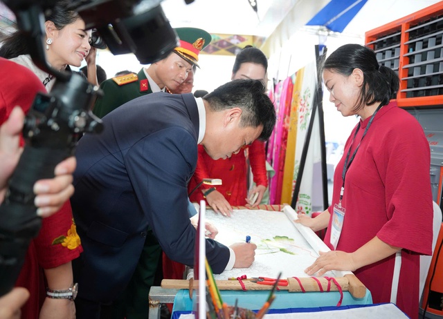 NTK Cao Thu Vân mang áo dài thêu tay đến Triển lãm 80 năm thành tựu đất nước- Ảnh 2.