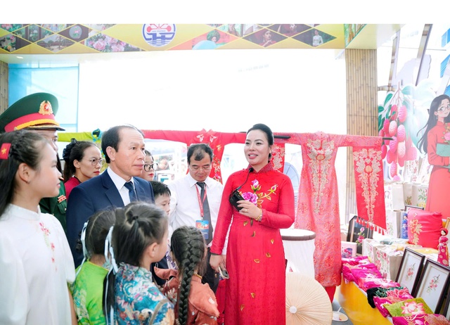 NTK Cao Thu Vân mang áo dài thêu tay đến Triển lãm 80 năm thành tựu đất nước- Ảnh 1.