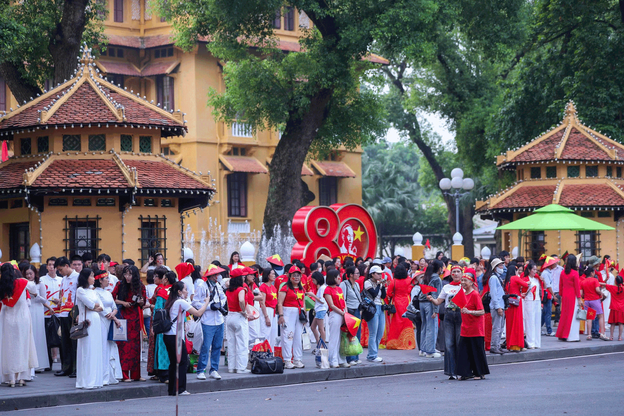 "Sắc đỏ Ba Đình" chưa từng có ở thủ đô- Ảnh 1. "Sắc đỏ Ba Đình" chưa từng có ở thủ đô- Ảnh 1.