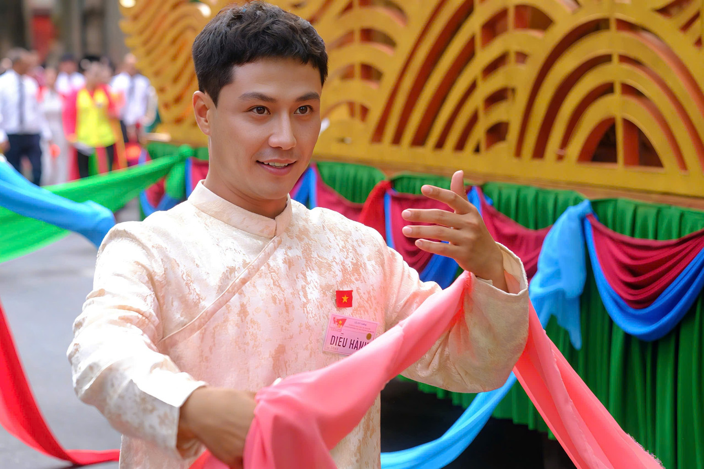 Người dân ôm chầm Hoàng Thùy Linh, Đen Vâu và các nghệ sĩ- Ảnh 1. Người dân ôm chầm Hoàng Thùy Linh, Đen Vâu và các nghệ sĩ- Ảnh 1.