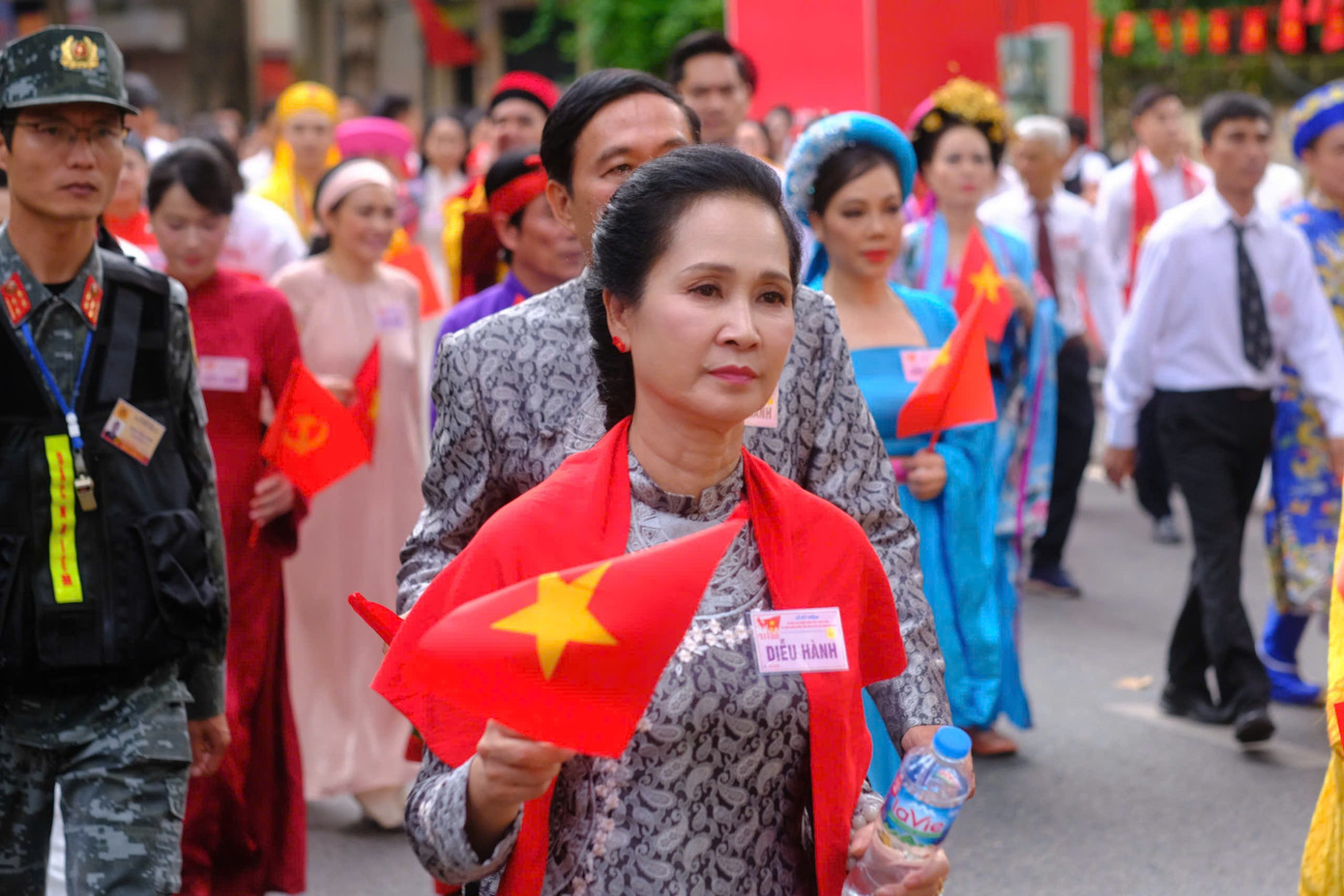 Người dân ôm chầm Hoàng Thùy Linh, Đen Vâu và các nghệ sĩ- Ảnh 2. Người dân ôm chầm Hoàng Thùy Linh, Đen Vâu và các nghệ sĩ- Ảnh 2.