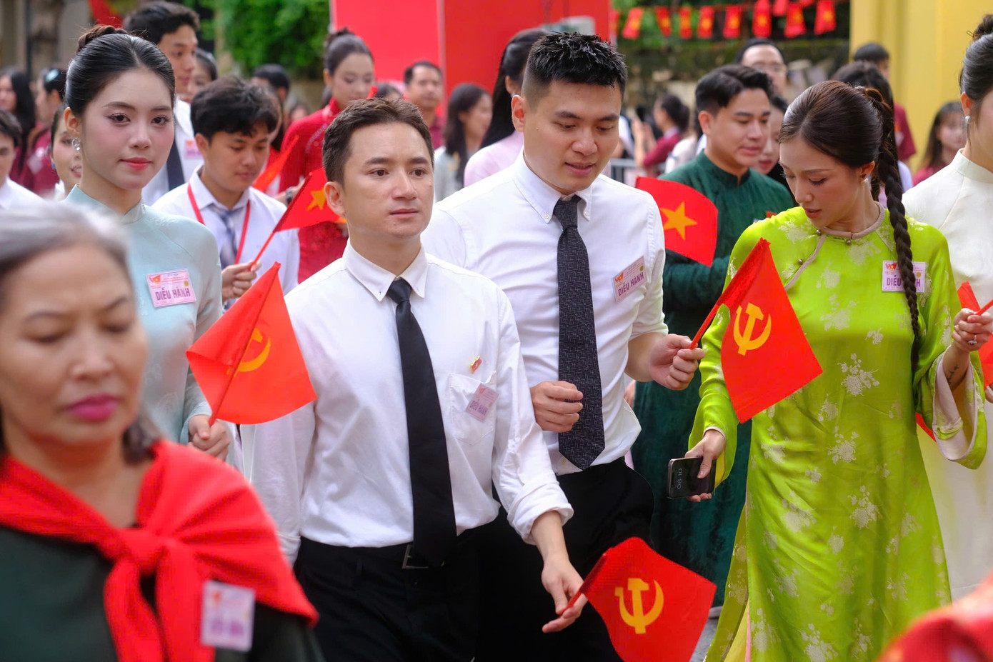 Người dân ôm chầm Hoàng Thùy Linh, Đen Vâu và các nghệ sĩ- Ảnh 3. Người dân ôm chầm Hoàng Thùy Linh, Đen Vâu và các nghệ sĩ- Ảnh 3.