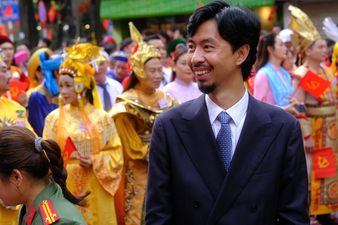 Người dân ôm chầm Hoàng Thùy Linh, Đen Vâu và các nghệ sĩ- Ảnh 7. Người dân ôm chầm Hoàng Thùy Linh, Đen Vâu và các nghệ sĩ- Ảnh 7.
