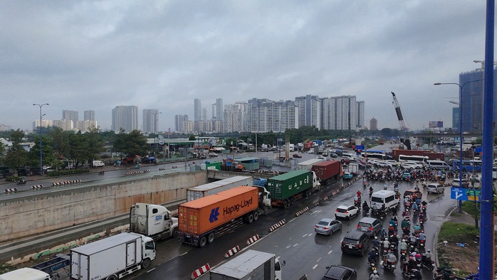 Cửa ngõ TP HCM “ngộp thở” ngày đầu nghỉ lễ 2-9- Ảnh 4. Cửa ngõ TP HCM “ngộp thở” ngày đầu nghỉ lễ 2-9- Ảnh 4.