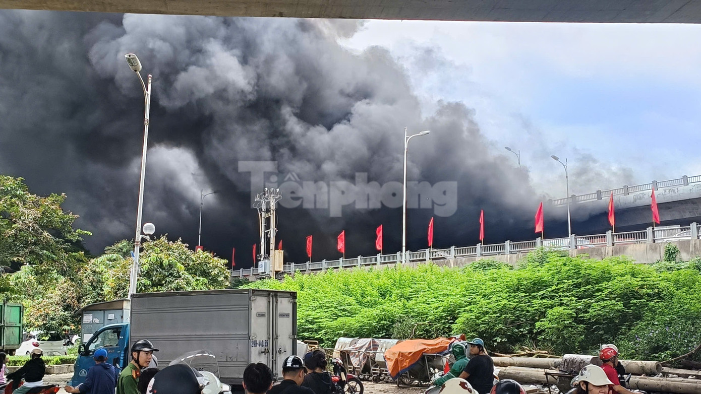 Cháy ngùn ngụt, khói cuồn cuộn bốc cao dưới gầm cầu Vĩnh Tuy sau tiến nổ lớn- Ảnh 1. Cháy ngùn ngụt, khói cuồn cuộn bốc cao dưới gầm cầu Vĩnh Tuy sau tiến nổ lớn- Ảnh 1.