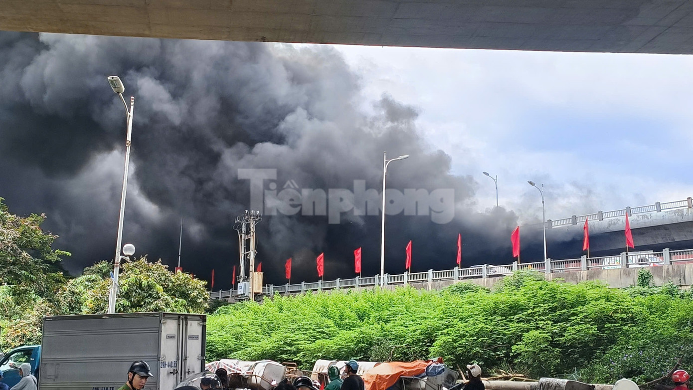 Cháy ngùn ngụt, khói cuồn cuộn bốc cao dưới gầm cầu Vĩnh Tuy sau tiến nổ lớn- Ảnh 2. Cháy ngùn ngụt, khói cuồn cuộn bốc cao dưới gầm cầu Vĩnh Tuy sau tiến nổ lớn- Ảnh 2.