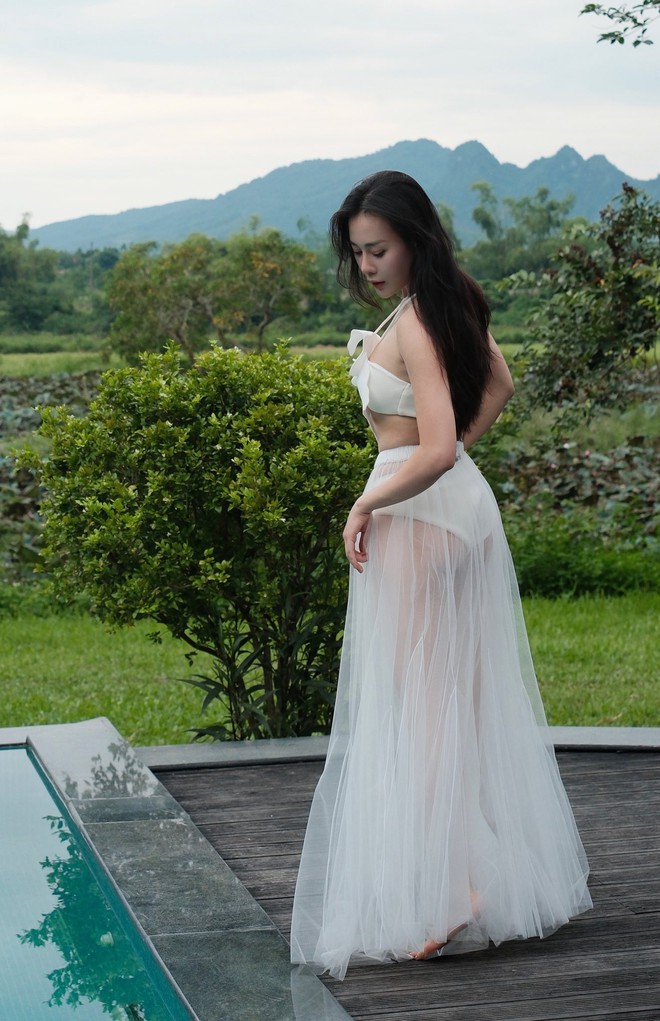 Nữ diễn viên Vbiz là phu nhân chủ tịch, ngoài đời quyến rũ khác xa trên phim- Ảnh 9. Nữ diễn viên Vbiz là phu nhân chủ tịch, ngoài đời quyến rũ khác xa trên phim- Ảnh 9.