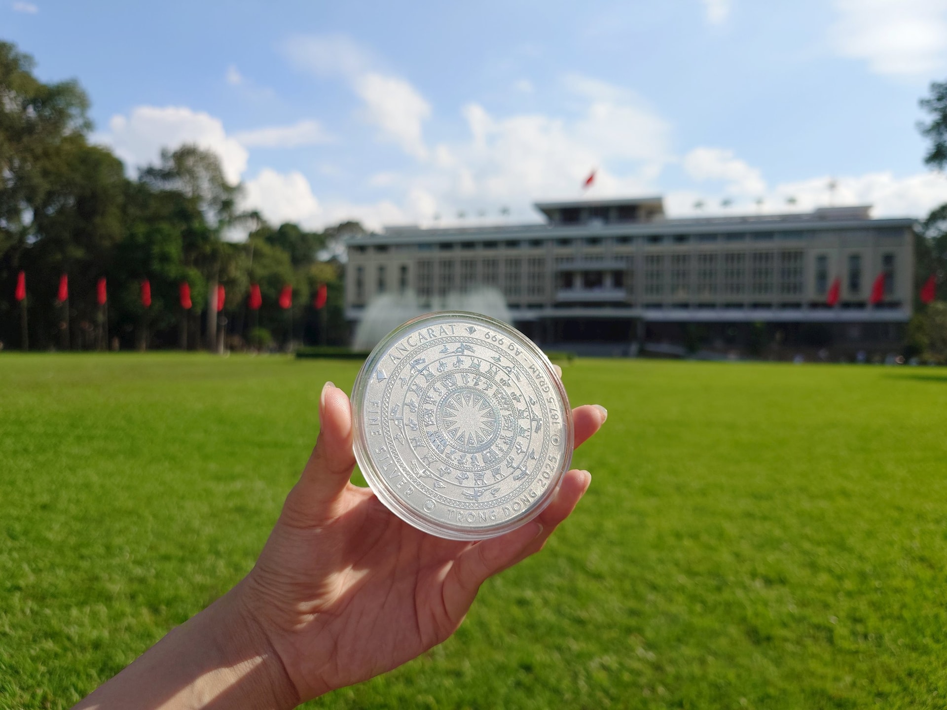 Giới trẻ săn tìm bạc kỷ niệm Quốc khánh 2/9, nhiều sản phẩm nhanh chóng hết sạch- Ảnh 2. Giới trẻ săn tìm bạc kỷ niệm Quốc khánh 2/9, nhiều sản phẩm nhanh chóng hết sạch- Ảnh 2.