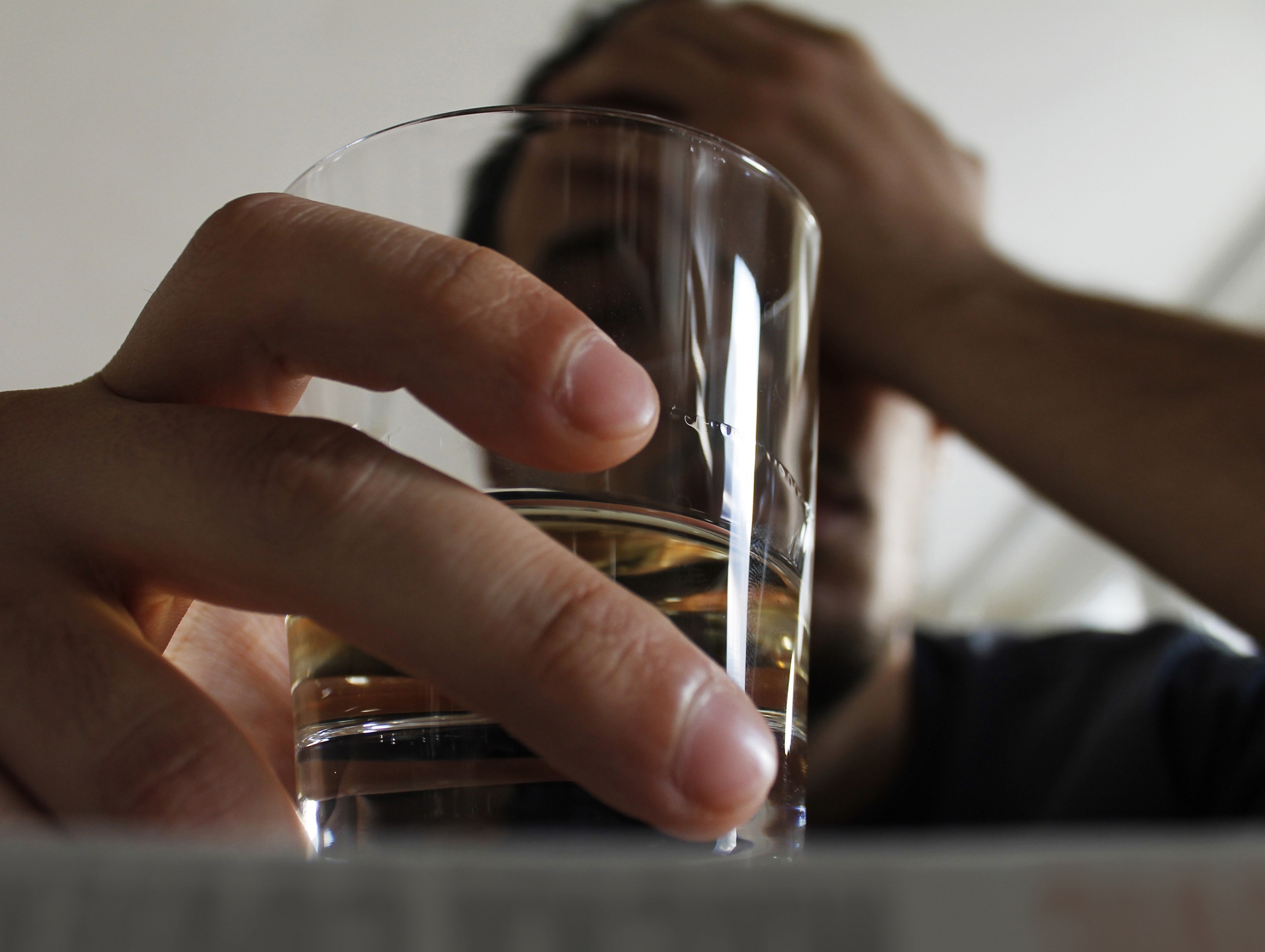 Phát hiện 2 bệnh ung thư cùng lúc nhờ khám đau họng, người đàn ông bị bác sĩ mắng vì 2 thói quen “tử thần”- Ảnh 2.