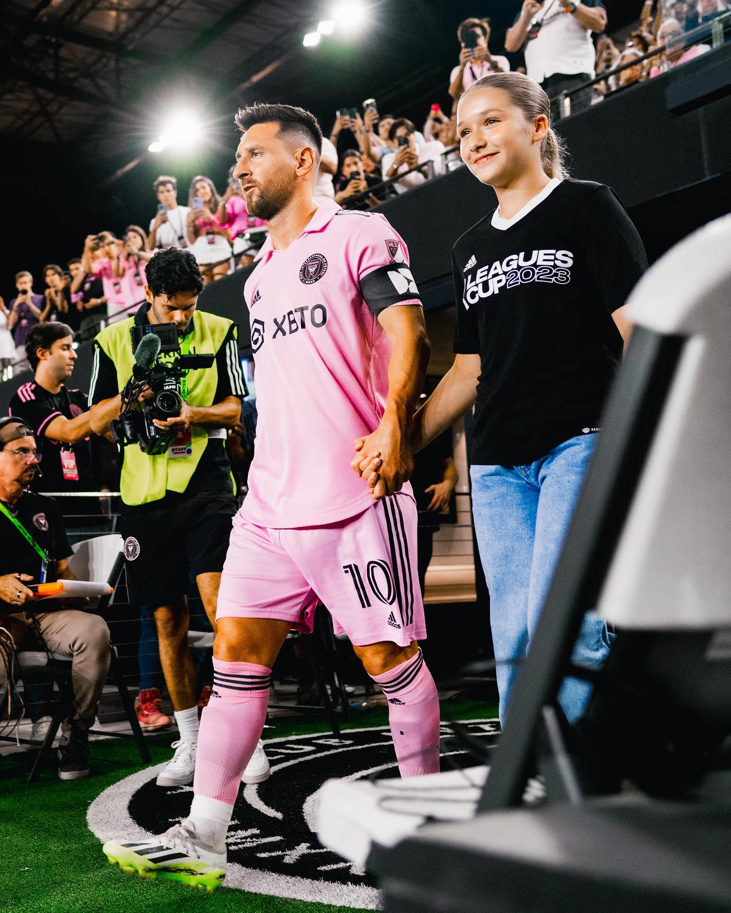 Harper Beckham: Công chúa nhà Becks thành thạo 5 môn thể thao, giành huy chương judo, nắm tay Messi ra sân bóng- Ảnh 5.