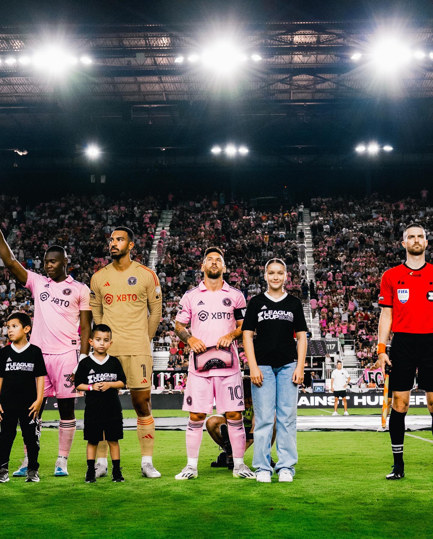 Harper Beckham: Công chúa nhà Becks thành thạo 5 môn thể thao, giành huy chương judo, nắm tay Messi ra sân bóng- Ảnh 4.