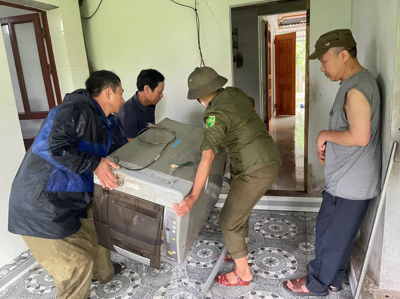 Nước lũ cuồn cuộn đổ về, cầu ngập sâu cả mét- Ảnh 8.