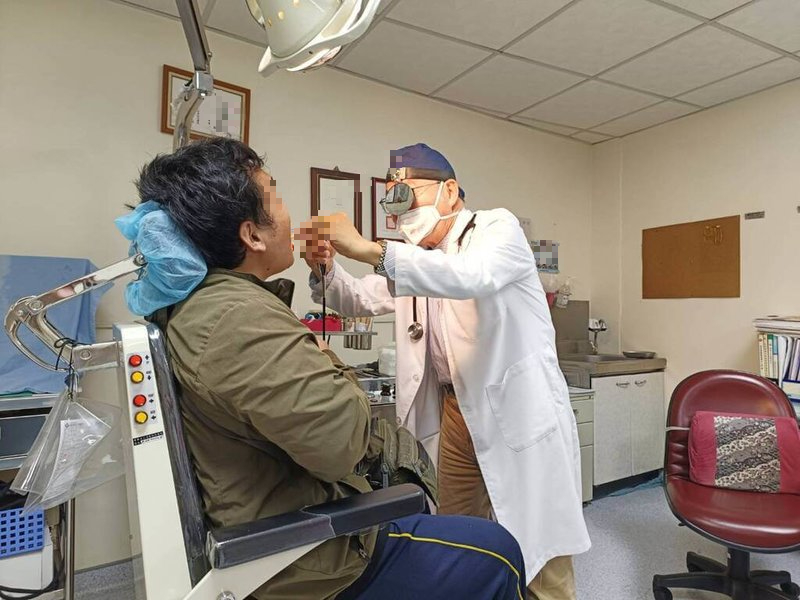 Phát hiện 2 bệnh ung thư cùng lúc nhờ khám đau họng, người đàn ông bị bác sĩ mắng vì 2 thói quen “tử thần”- Ảnh 1.