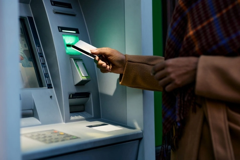 Chiêu tiết kiệm phí rút tiền tại ATM- Ảnh 2.