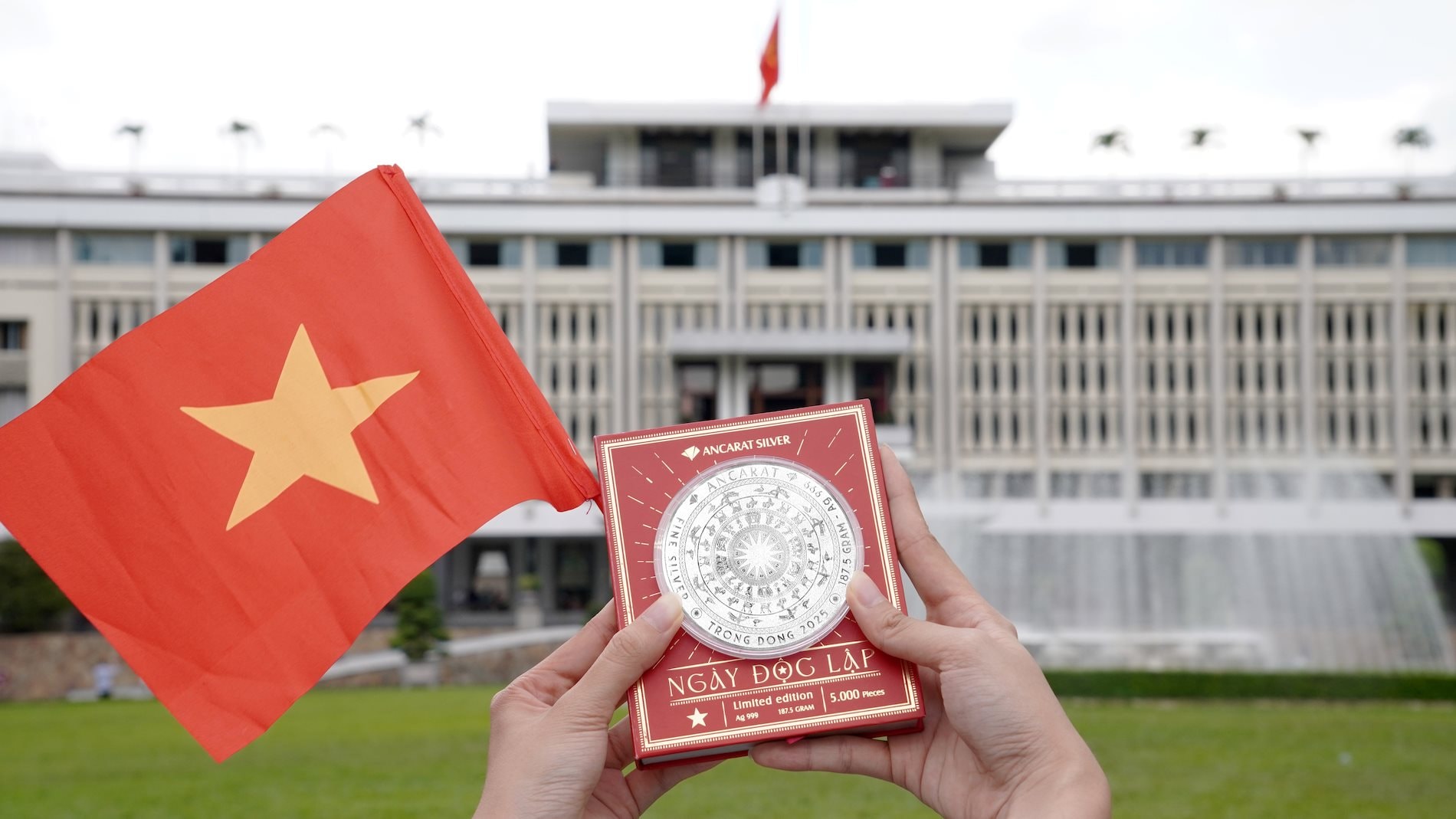 Giới trẻ săn tìm bạc kỷ niệm Quốc khánh 2/9, nhiều sản phẩm nhanh chóng hết sạch- Ảnh 1. Giới trẻ săn tìm bạc kỷ niệm Quốc khánh 2/9, nhiều sản phẩm nhanh chóng hết sạch- Ảnh 1.