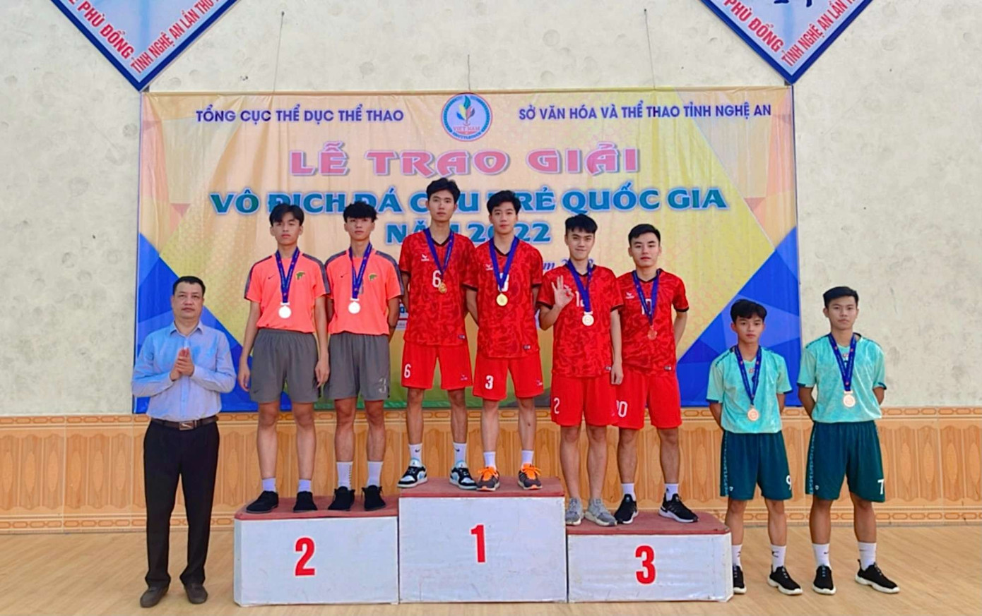 Người ăn rắn trong Mưa đỏ: Ngoài đời giao diện Người ăn rắn trong Mưa đỏ: Ngoài đời giao diện