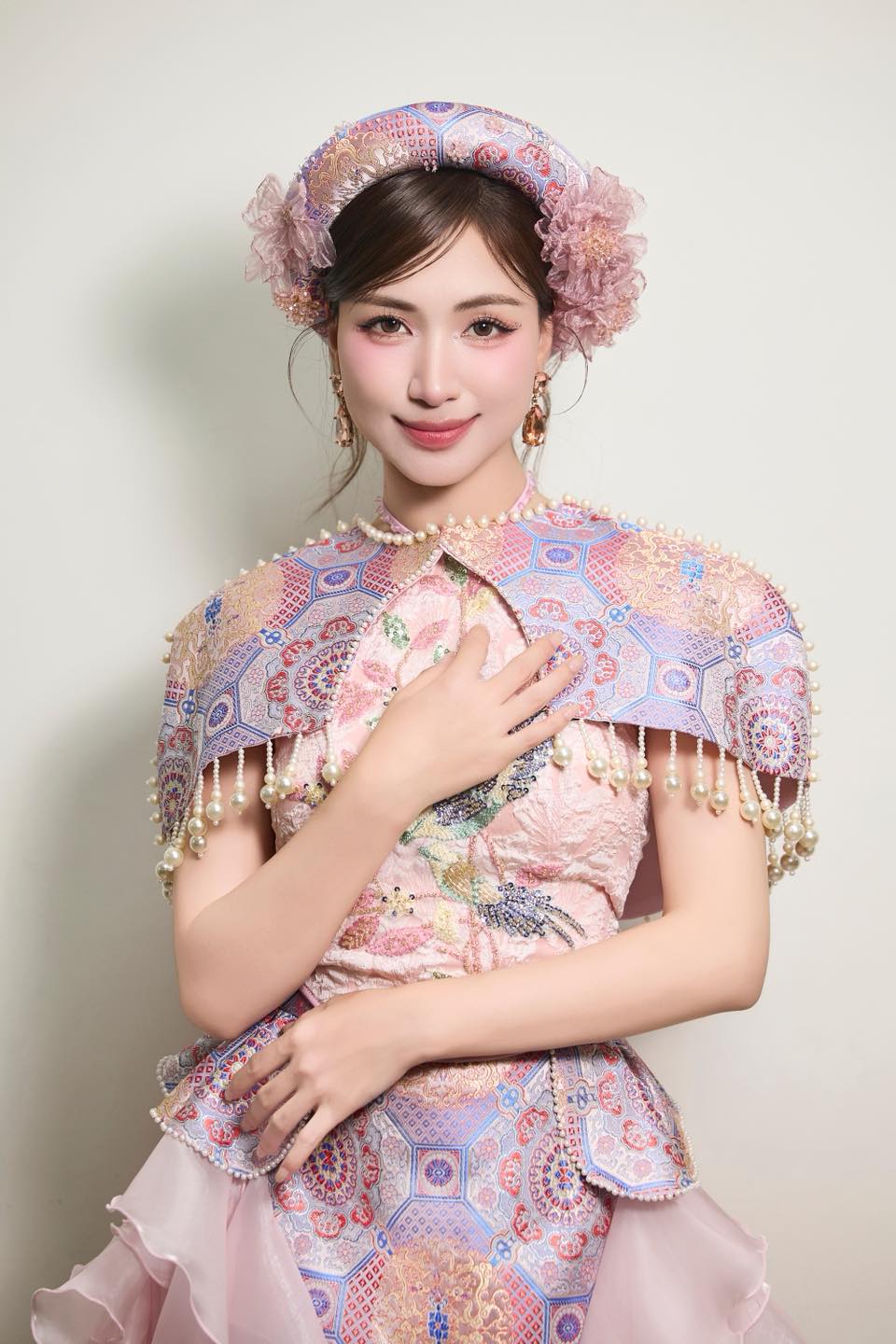 Hòa Minzy da trắng sáng, căng bóng nhờ chăm uống 1 loại nước trước khi đi ngủ: Phụ nữ tuổi 30+ khuyến khích dùng để đẹp da, chống loãng xương- Ảnh 2. Hòa Minzy da trắng sáng, căng bóng nhờ chăm uống 1 loại nước trước khi đi ngủ: Phụ nữ tuổi 30+ khuyến khích dùng để đẹp da, chống loãng xương- Ảnh 2.