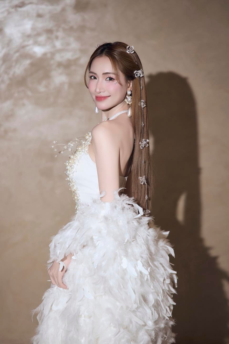Hòa Minzy da trắng sáng, căng bóng nhờ chăm uống 1 loại nước trước khi đi ngủ: Phụ nữ tuổi 30+ khuyến khích dùng để đẹp da, chống loãng xương- Ảnh 8. Hòa Minzy da trắng sáng, căng bóng nhờ chăm uống 1 loại nước trước khi đi ngủ: Phụ nữ tuổi 30+ khuyến khích dùng để đẹp da, chống loãng xương- Ảnh 8.