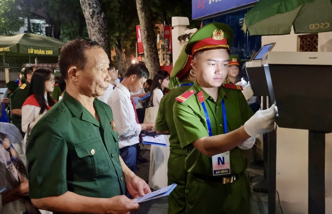 Lễ kỷ niệm 80 năm Quốc khánh: Hà Nội kiểm soát an ninh bằng công nghệ AI- Ảnh 3. Lễ kỷ niệm 80 năm Quốc khánh: Hà Nội kiểm soát an ninh bằng công nghệ AI- Ảnh 3.