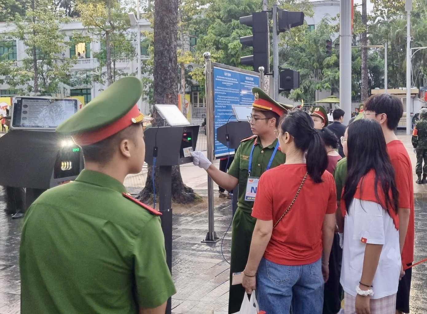 Lễ kỷ niệm 80 năm Quốc khánh: Hà Nội kiểm soát an ninh bằng công nghệ AI- Ảnh 4. Lễ kỷ niệm 80 năm Quốc khánh: Hà Nội kiểm soát an ninh bằng công nghệ AI- Ảnh 4.
