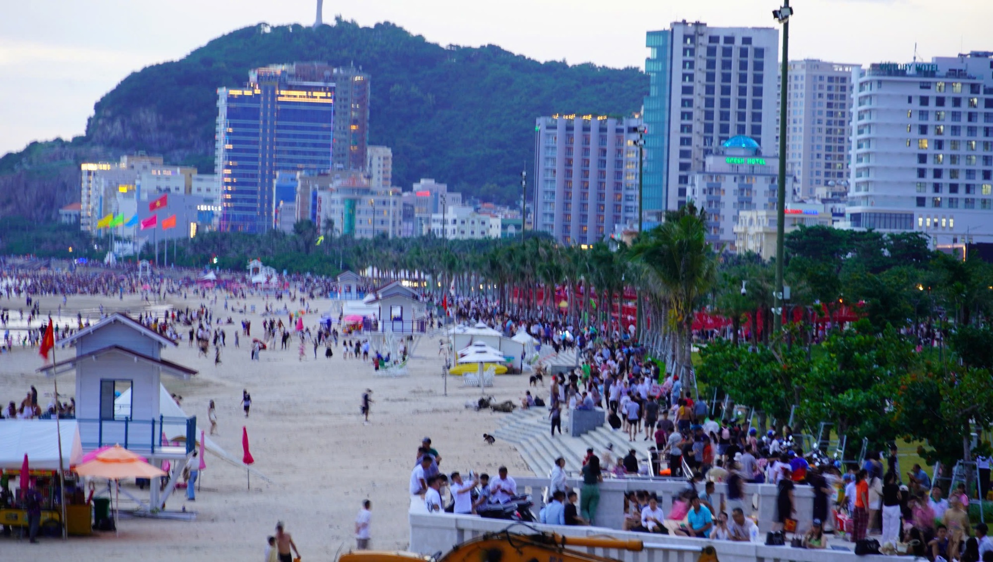 Biển Vũng Tàu kín đặc du khách- Ảnh 5. Biển Vũng Tàu kín đặc du khách- Ảnh 5.